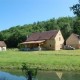 Propriété en Périgord Noir comprenant une maison d'habitation et deux gîtes sur un terrain attenant de 2,8 hectares environ avec étang et tennis.
